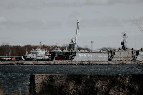 Fotos de stock gratuitas de barco, cielo gris, grúa