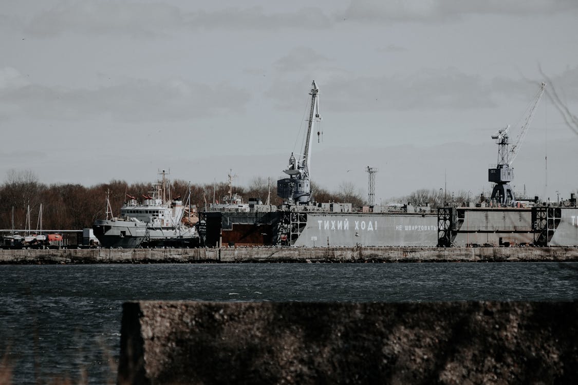 Gratis stockfoto met boot, grauwe lucht, grijze lucht