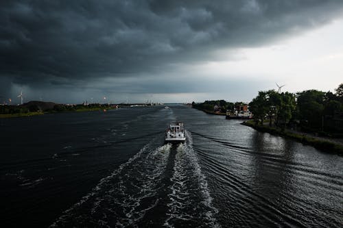 Безкоштовне стокове фото на тему «Водний транспорт, моторний човен, похмура погода»