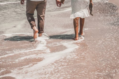 Immagine gratuita di a piedi nudi, bagnato, camminando