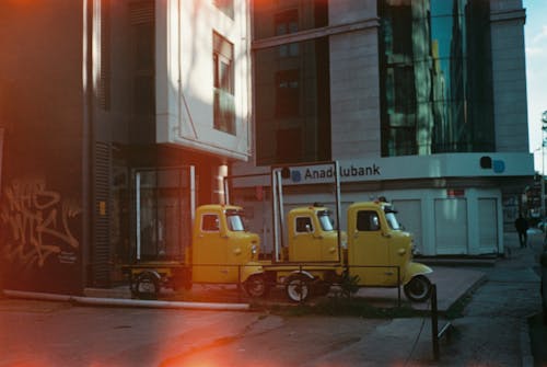 Darmowe zdjęcie z galerii z budynek, ciężarówki, pojazdy