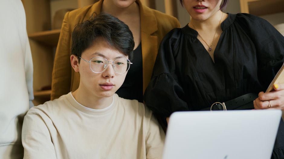 Consultant planning how to start a seo consulting business at a laptop