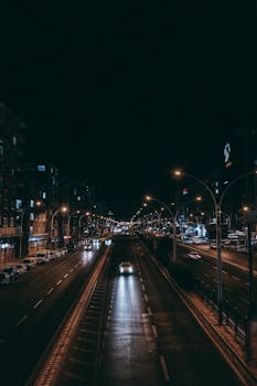 Dynamic night scene of cars on a busy highway in Diyarbakır, Türkiye, showcasing urban lighting.