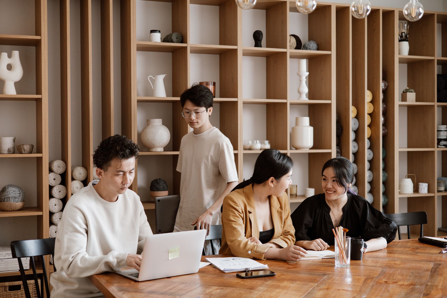 Hai đồng nghiệp châu Á cùng hợp tác trong môi trường làm việc hiện đại.