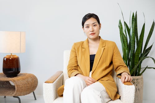 亞洲女人, 單人沙發, 坐 的 免費圖庫相片