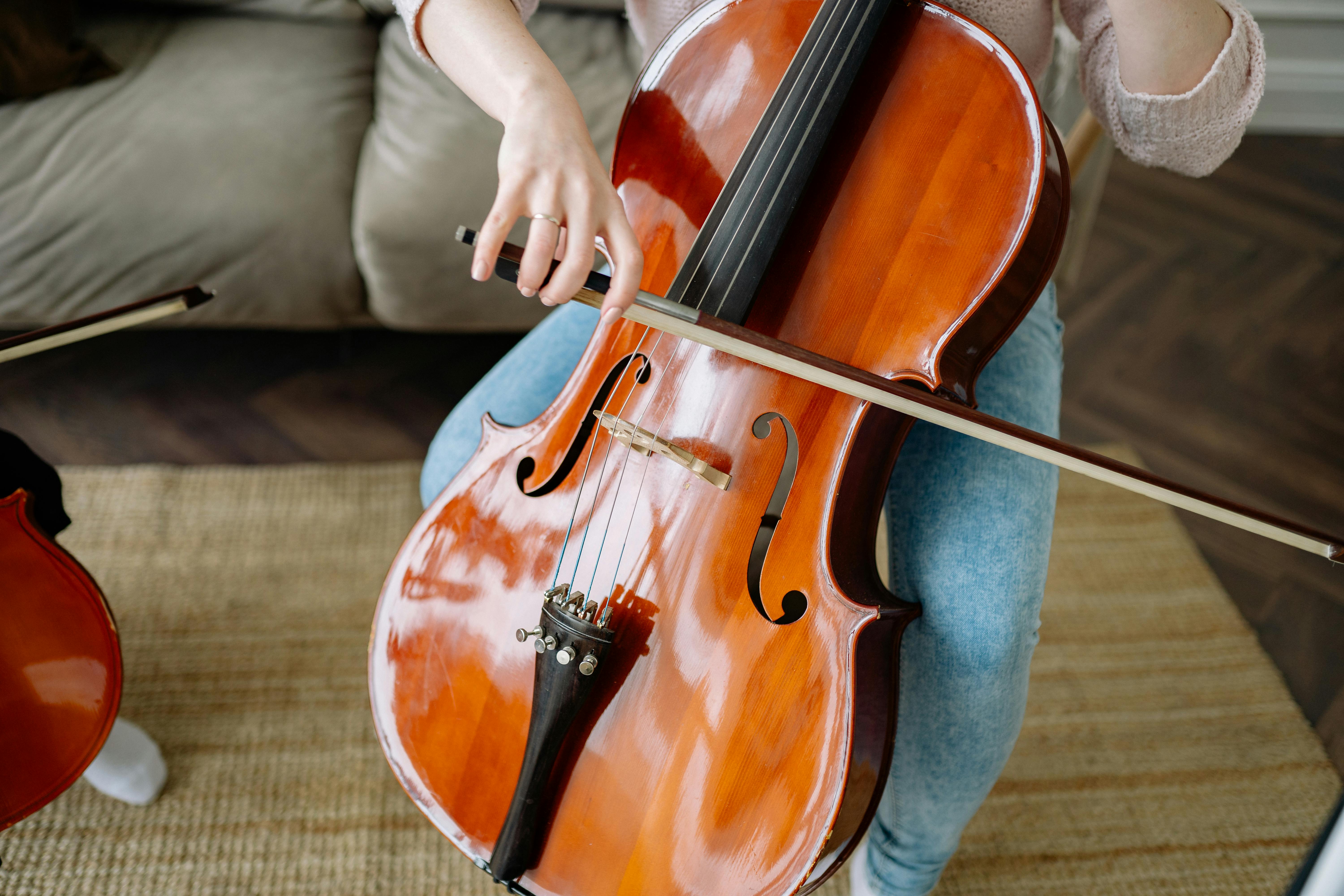 Foto de stock gratuita sobre actuando, chelo, instrumento musical, jugando,  mano, música clásica, músico, profesional, tiro vertical