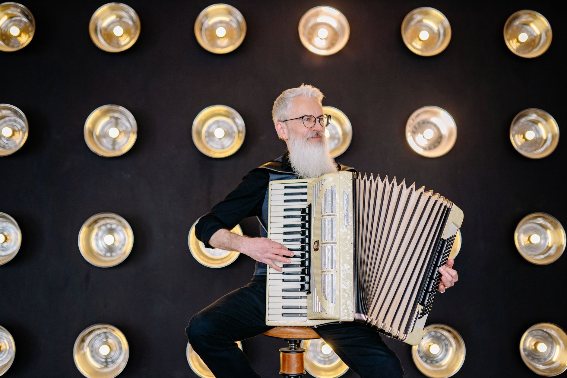 Sahnede performans sergileyen Estonyalı sanatçı Hardi Volmer