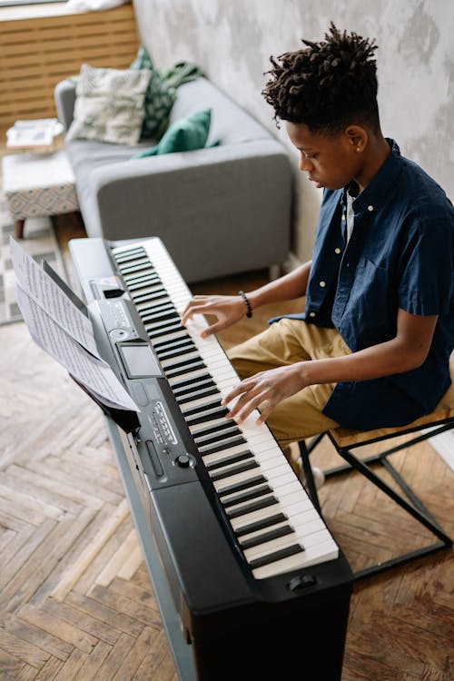 Kostenlos Kostenloses Stock Foto zu afroamerikaner junge, elektronische tastatur, junge Stock-Foto