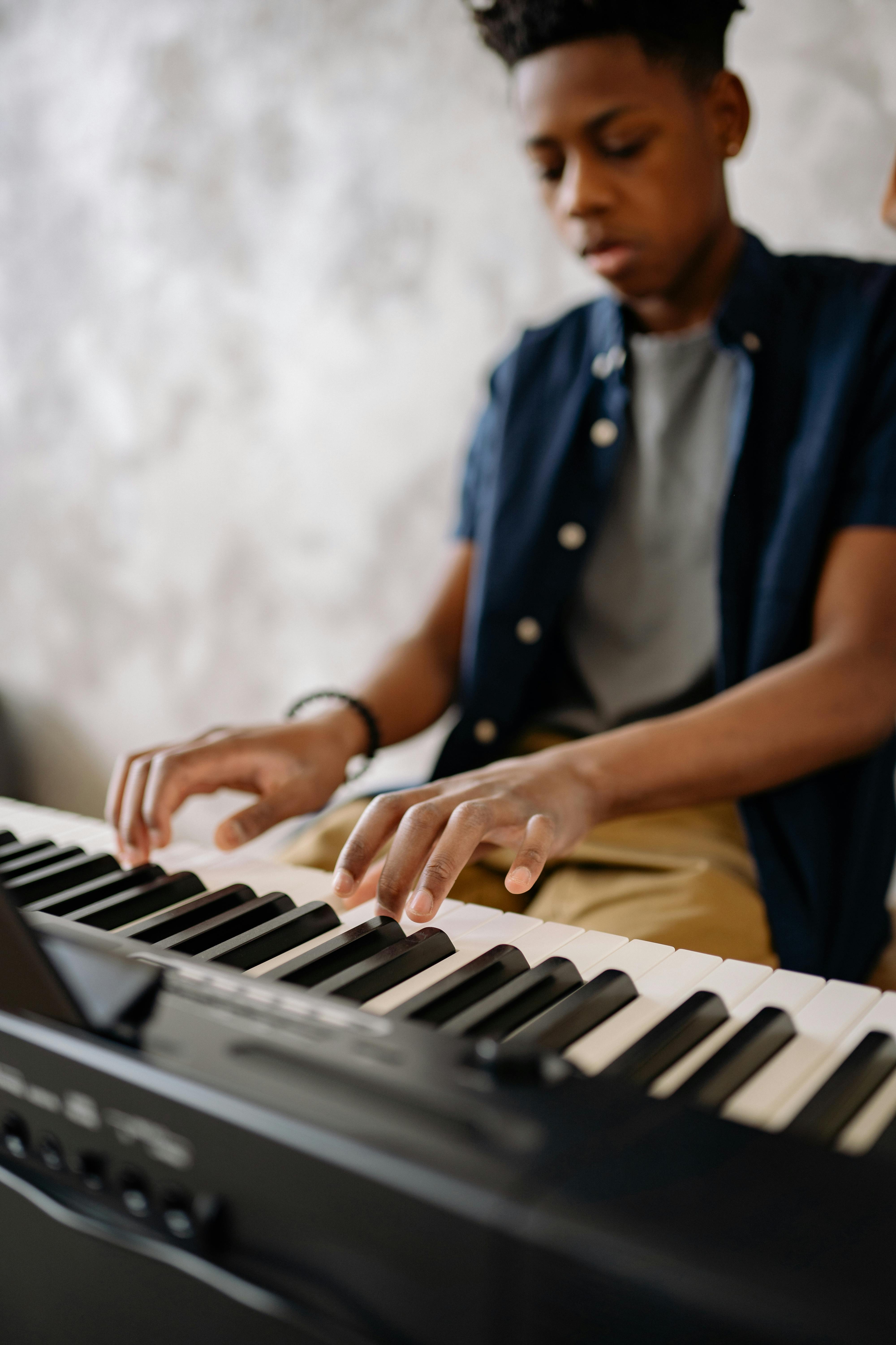 Anak laki-laki bermain piano · Foto stok gratisAnak laki-laki bermain piano · Foto stok gratis  