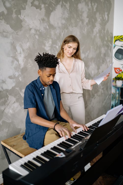 Piano lesson online hi-res stock photography and images - Alamy