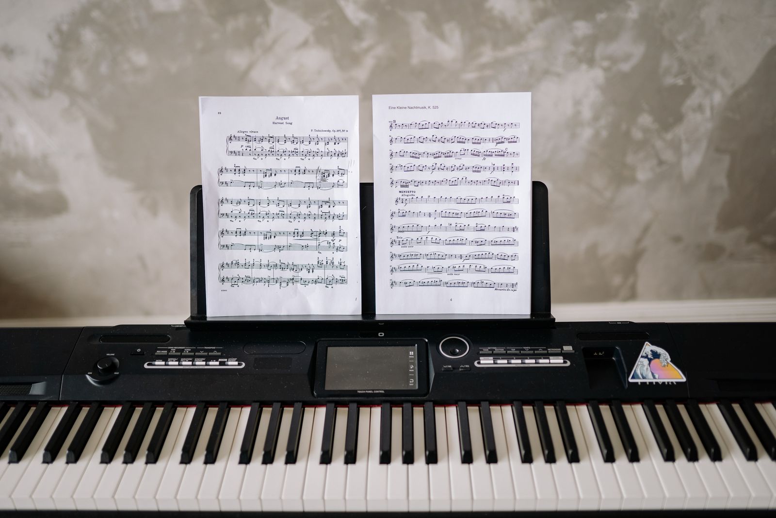Notas musicais sobre fundo de código binário