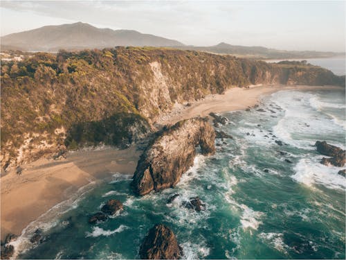 Бесплатное стоковое фото с Аэрофотосъемка, берег, волны