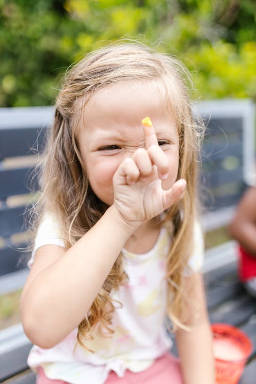 Immagine gratuita di bambino, camicia bianca, capelli biondi