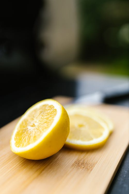 Fotobanka s bezplatnými fotkami na tému citrón, doska na krájanie, nakrájaný (na plátky)