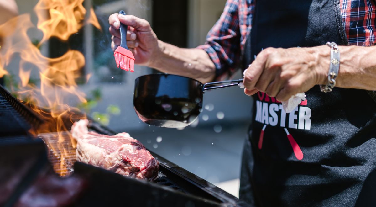 Tablier barbecue en toile avec poches remplies d'ustensiles de grillade