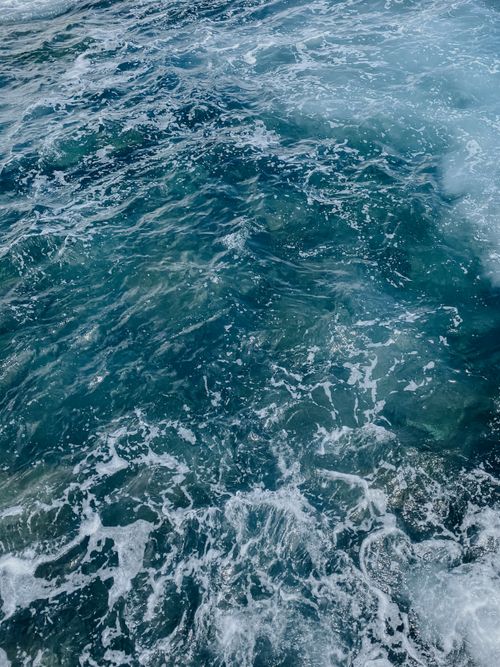 Free Dynamic ocean waves captured from a high angle, showcasing sea water textures and energy. Stock Photo