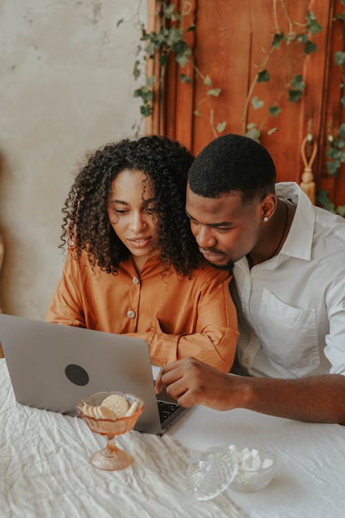 Kostnadsfri bild av afrikansk amerikanska paret, bärbar dator, kvinna