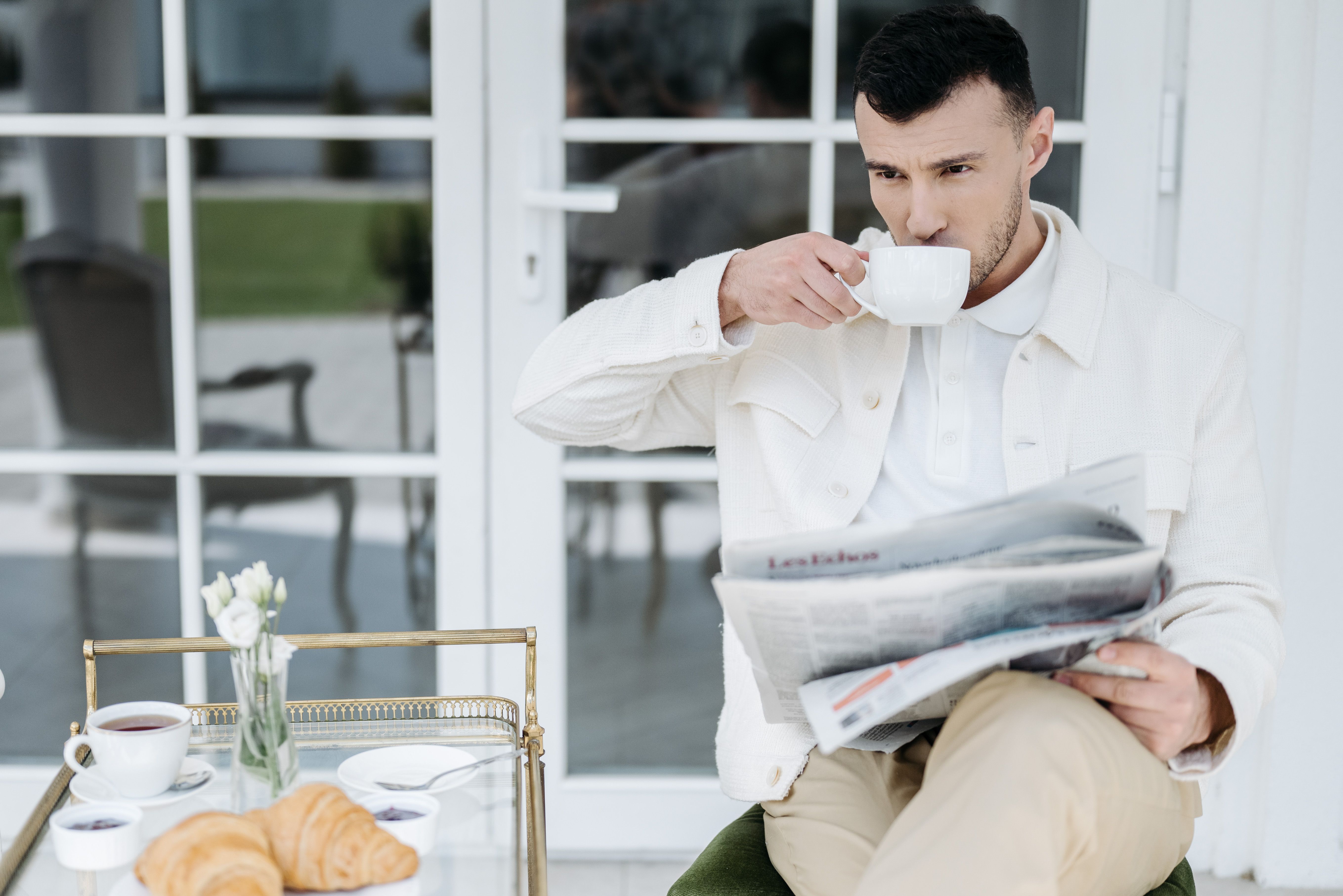 Thomas genießt morgendlichen Kaffee auf dem Balkon