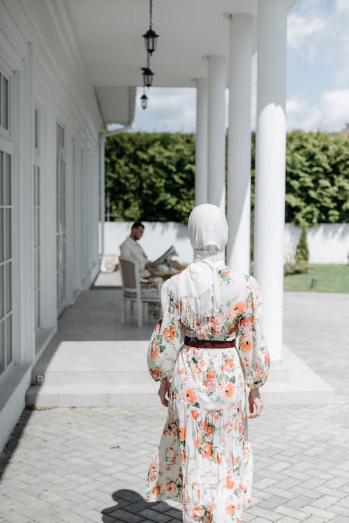 Gratis lagerfoto af blomstret kjole, hijab, hovedtørklæde