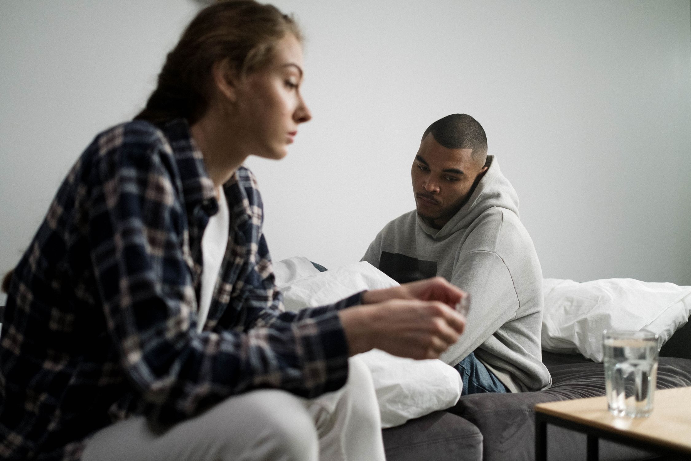 Pessoas em conversa acolhedora, representando vínculo e cuidado emocional
