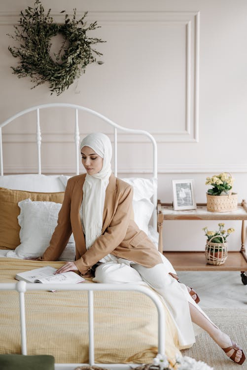 Immagine gratuita di blazer marrone, camera, hijab