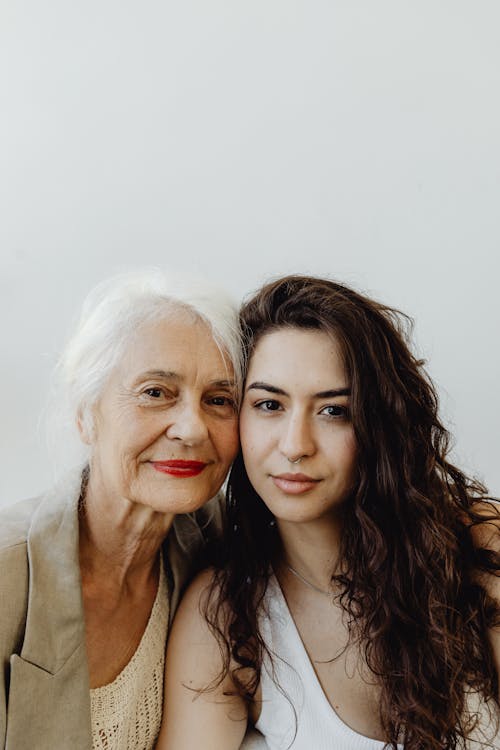 Foto profissional grátis de ancião, fundo branco, mulheres