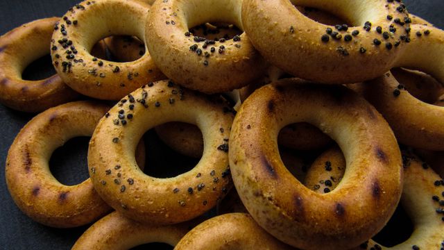 Close-up of crispy baked Russian sushki topped with poppy seeds, highlighting texture.