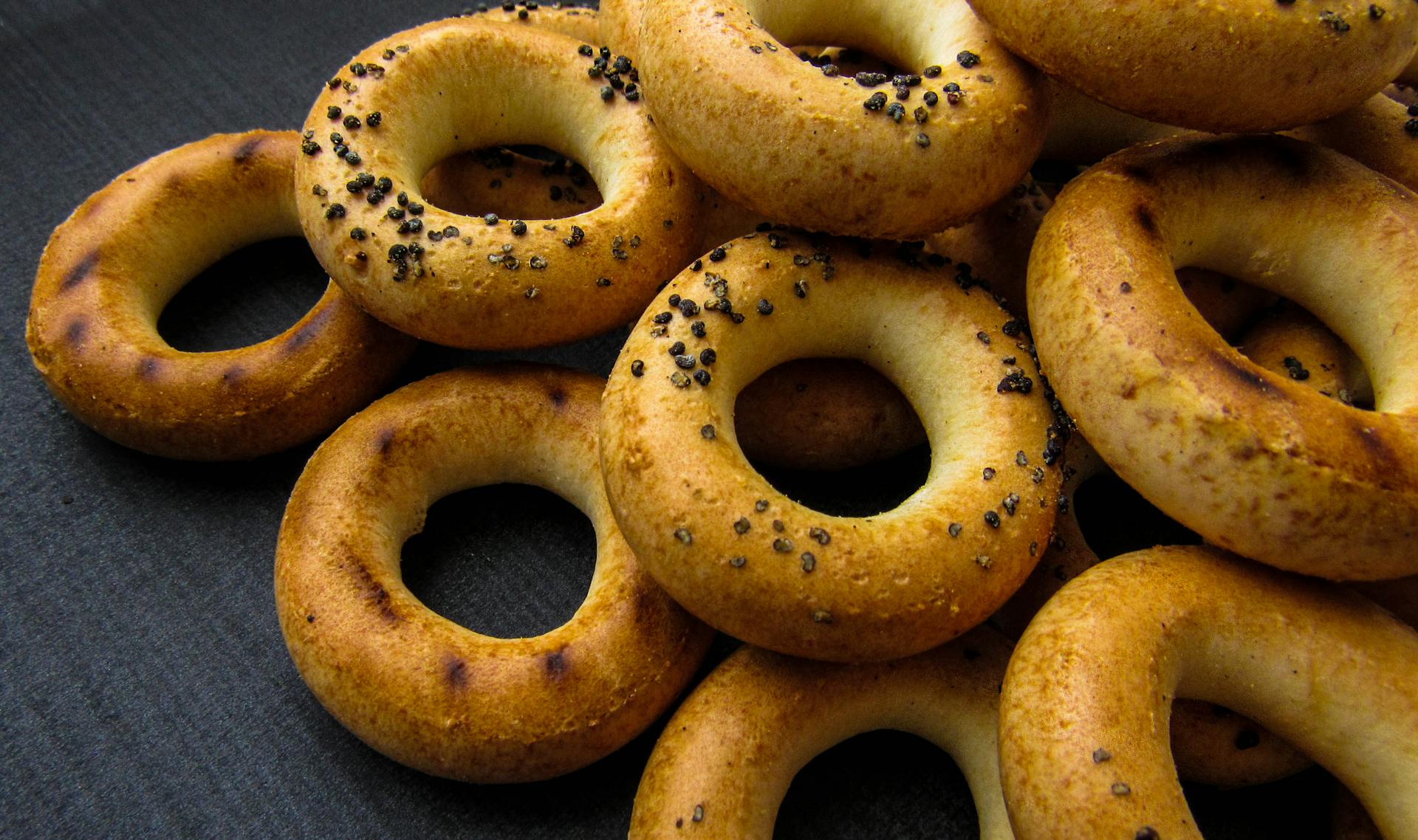 Toasted Sushki Breads with Poppy Seeds