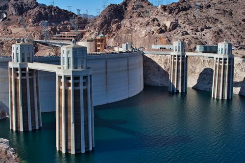 Free Aerial view of the iconic Hoover Dam spanning the Colorado River, showcasing its architectural grandeur. Stock Photo