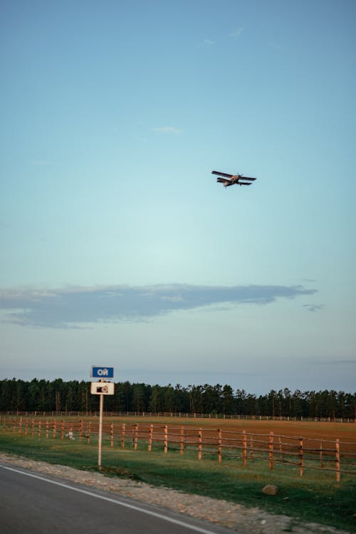 Foto profissional grátis de aeronave, ao ar livre, área