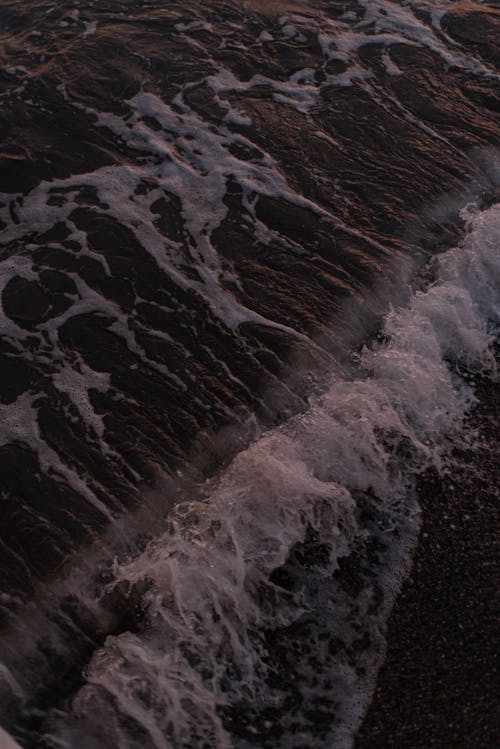 Бесплатное стоковое фото с вертикальный выстрел, море, морская пена