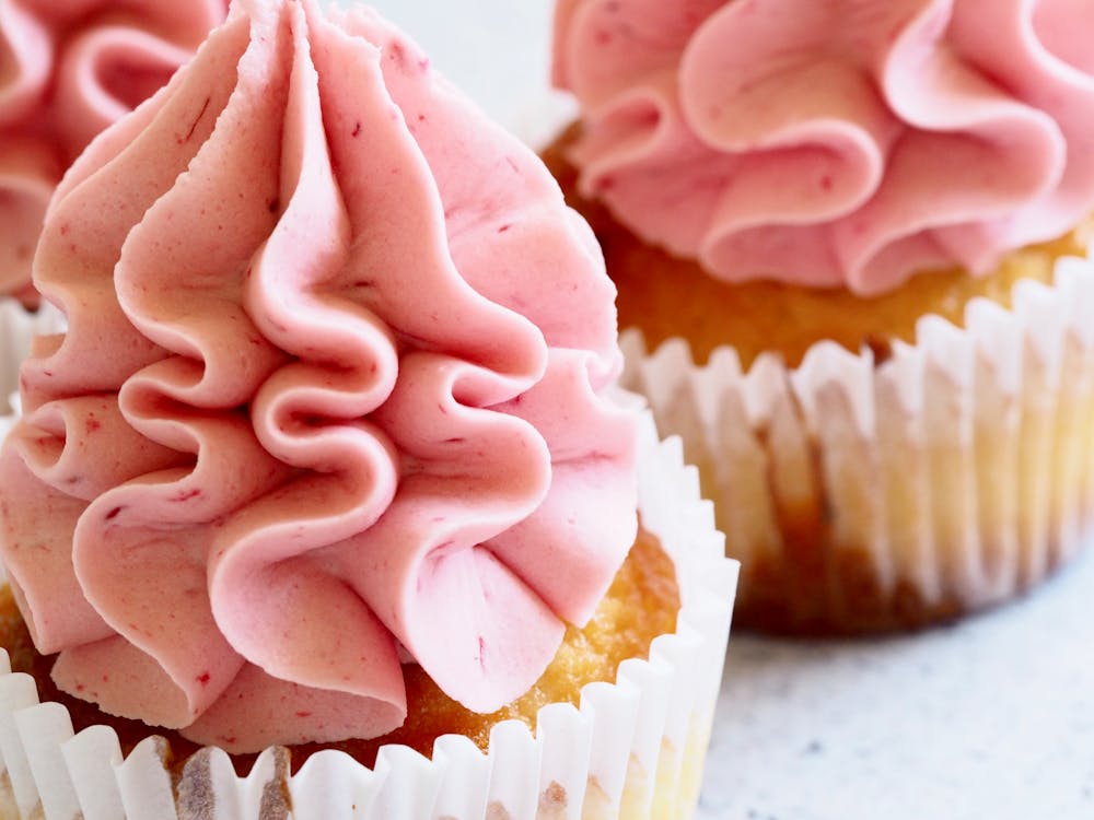 無料 ピンクのアイシングマクロ写真と茶色のカップケーキu 写真素材