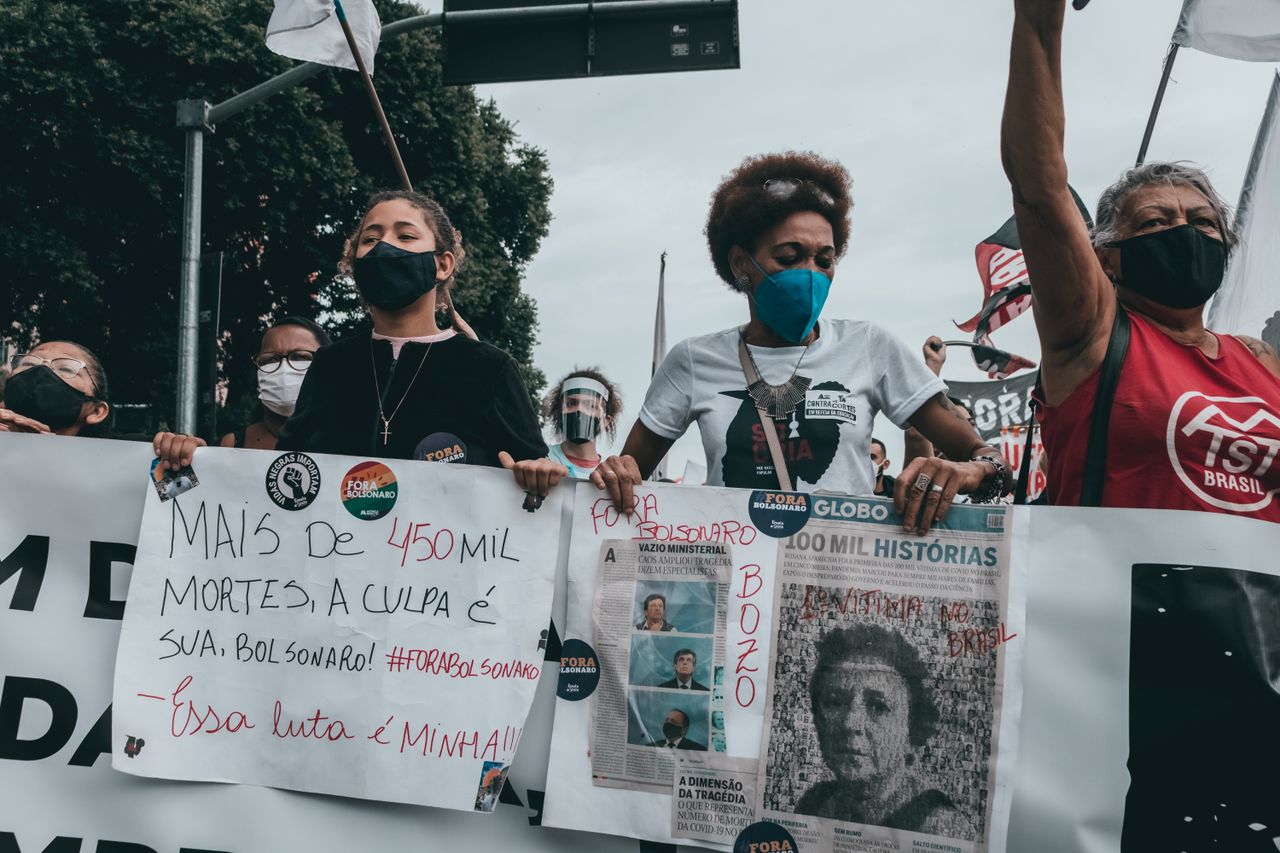 Des milliers de manifestants à Rio contre Flavio Bolsonaro avant le second tour