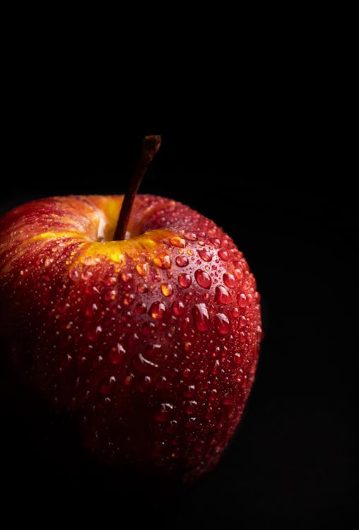 A Close-Up Shot of a Wet Apple · Free Stock Photo