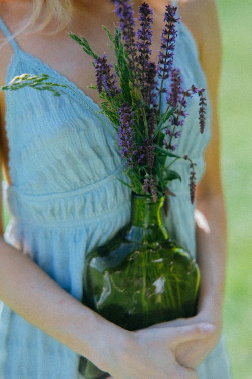 açık mavi, cam şişe, Çiçekler içeren Ücretsiz stok fotoğraf
