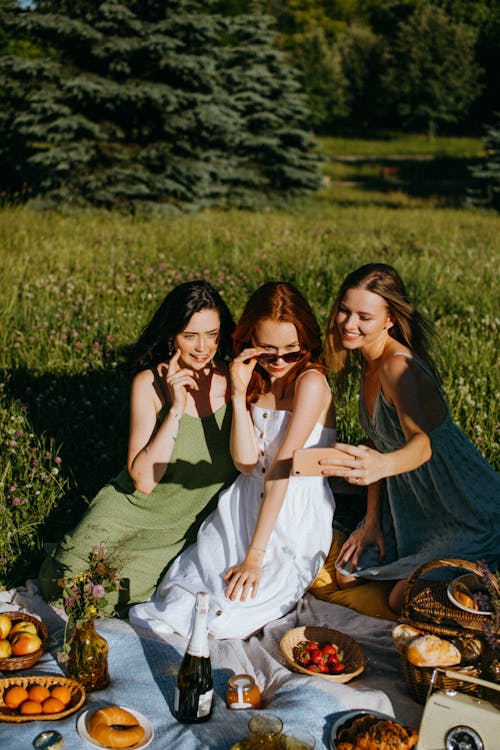 Gratis stockfoto met blanke vrouwen, breuk, een foto maken