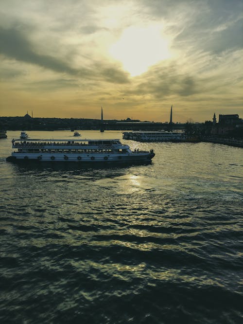 Kostenloses Stock Foto zu fähre, goldene stunde, meer