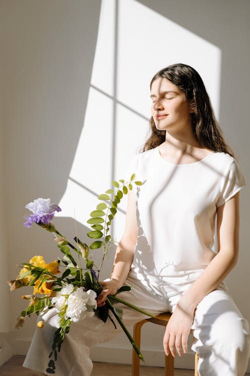 Gratis Foto stok gratis baju putih, bunga-bunga, duduk Foto Stok