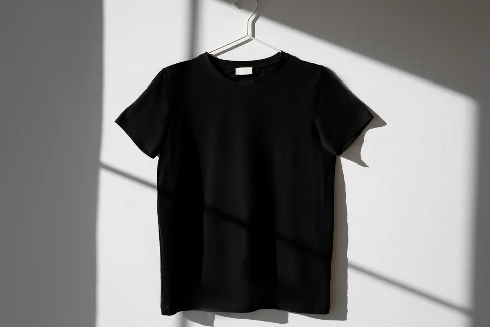 T-shirt vierge suspendu, prêt à recevoir un flocage vêtement personnalisé
