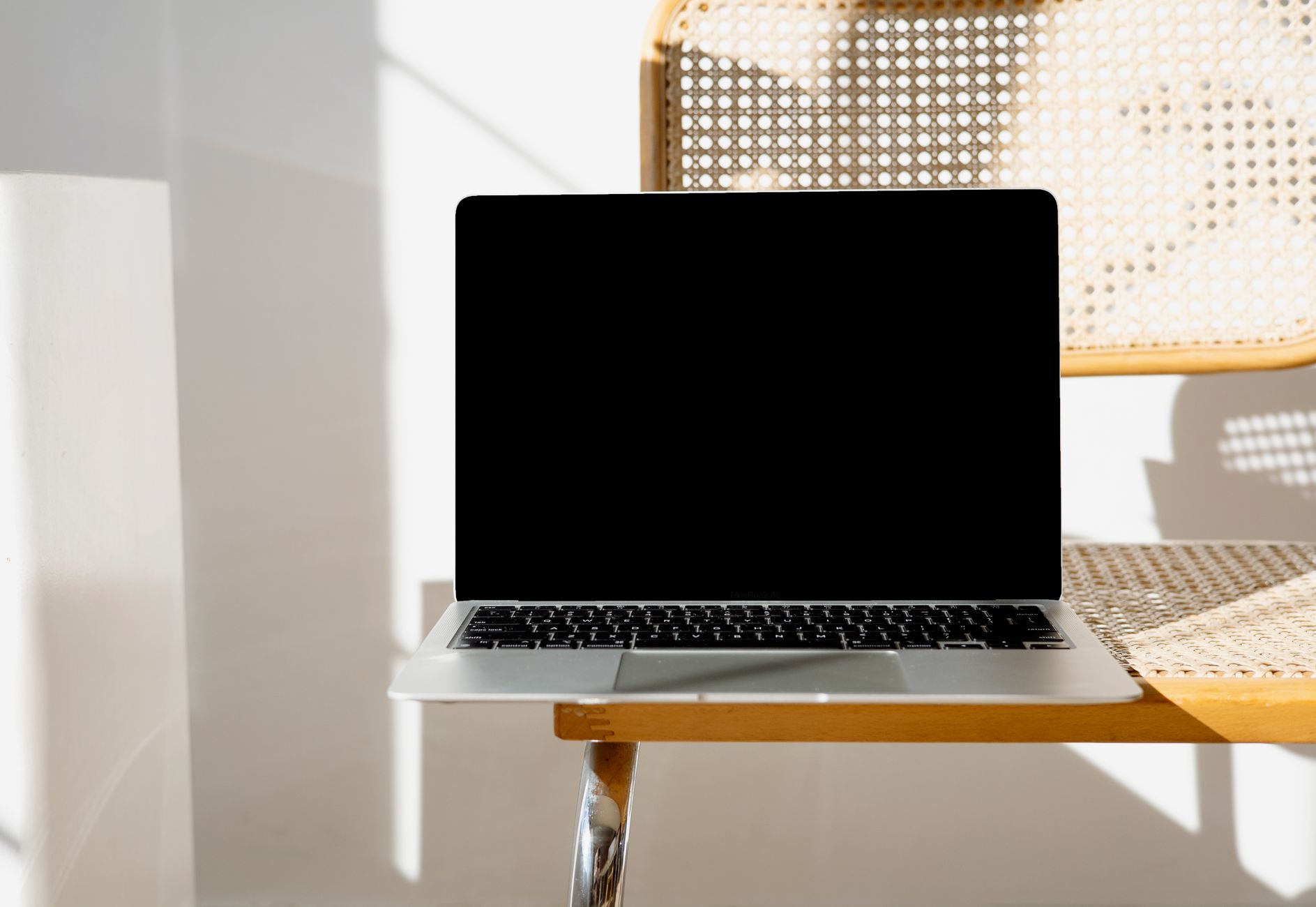 MacBook Privacy Screen Alters User's Public Work Habits