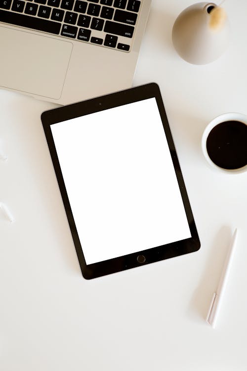 Free A Tablet With a Blank Screen Stock Photo