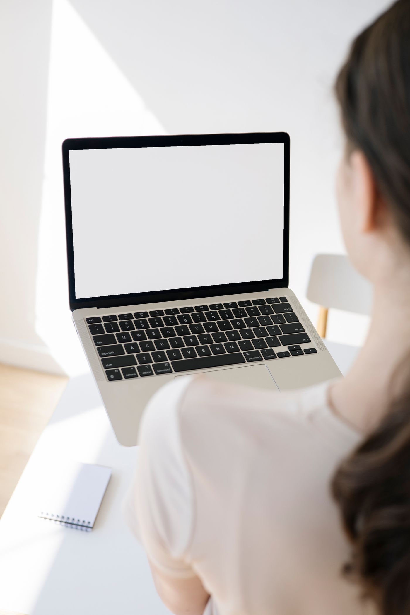 Mladenka uređuje digitalnu pozivnicu na laptopu