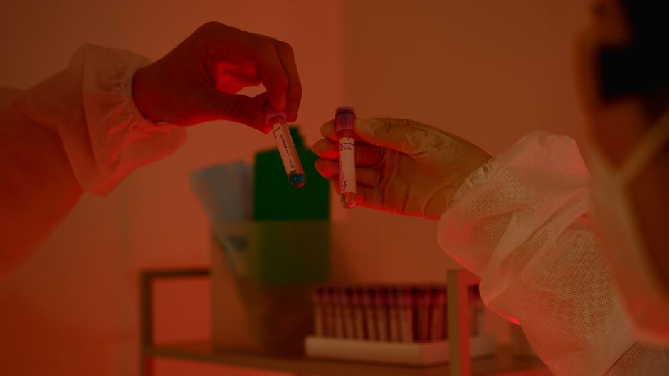 Ligand exchange deneyini gösteren laboratuvarda tüp değişimi