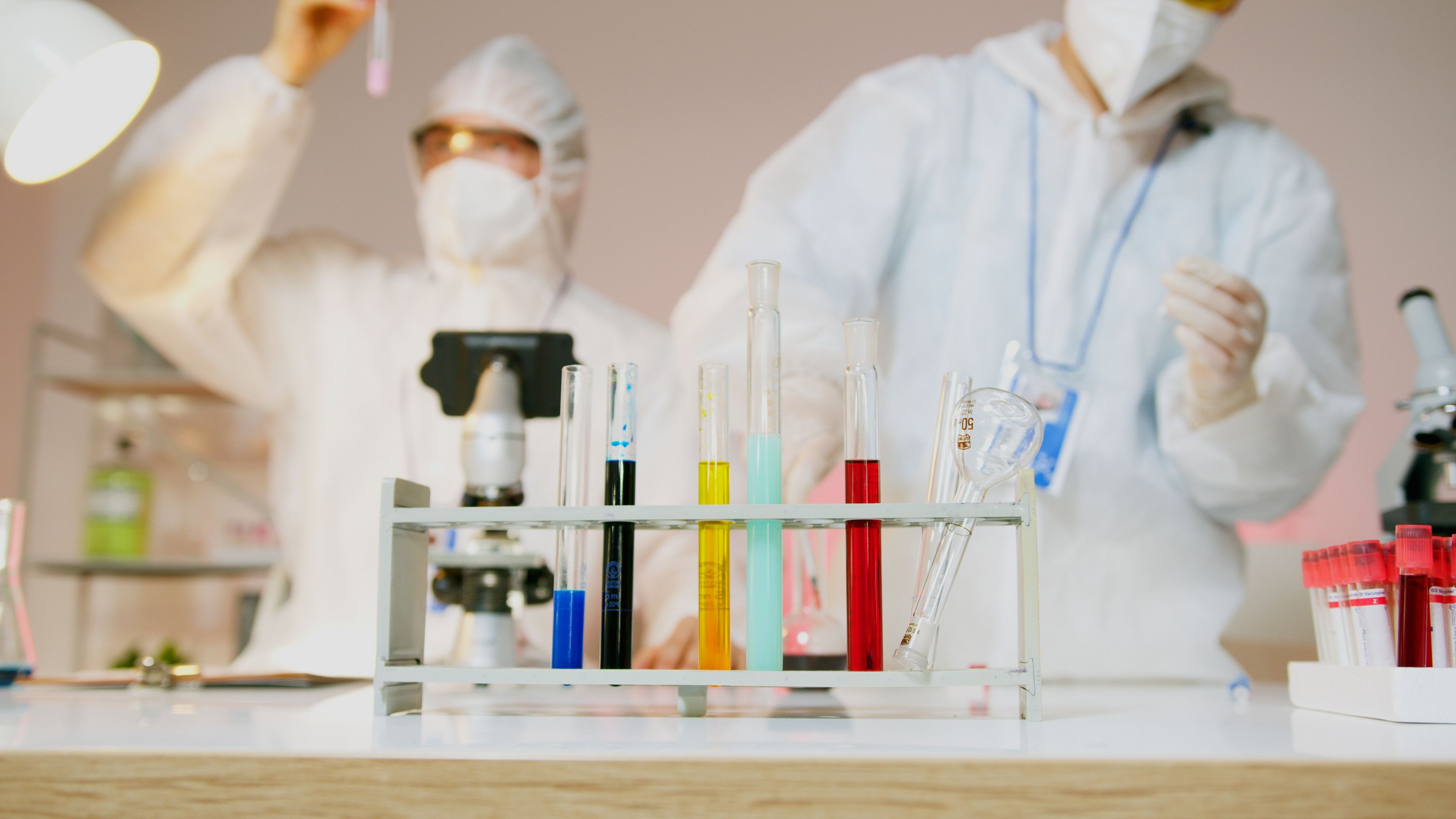 Wissenschaftliche Reagenzgläser und Ausrüstung in einem Labor
