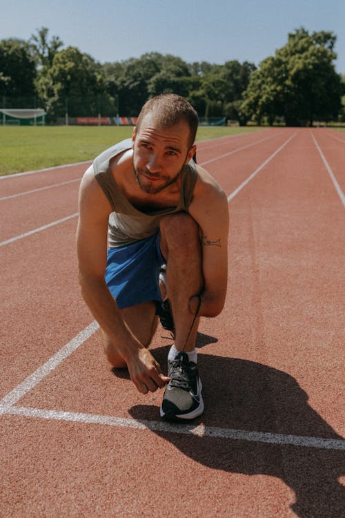 Darmowe zdjęcie z galerii z mężczyzna, przyczajony, sport