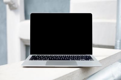 Laptop with a blank screen on a white surface, photo by Hanna Pad on Pexels