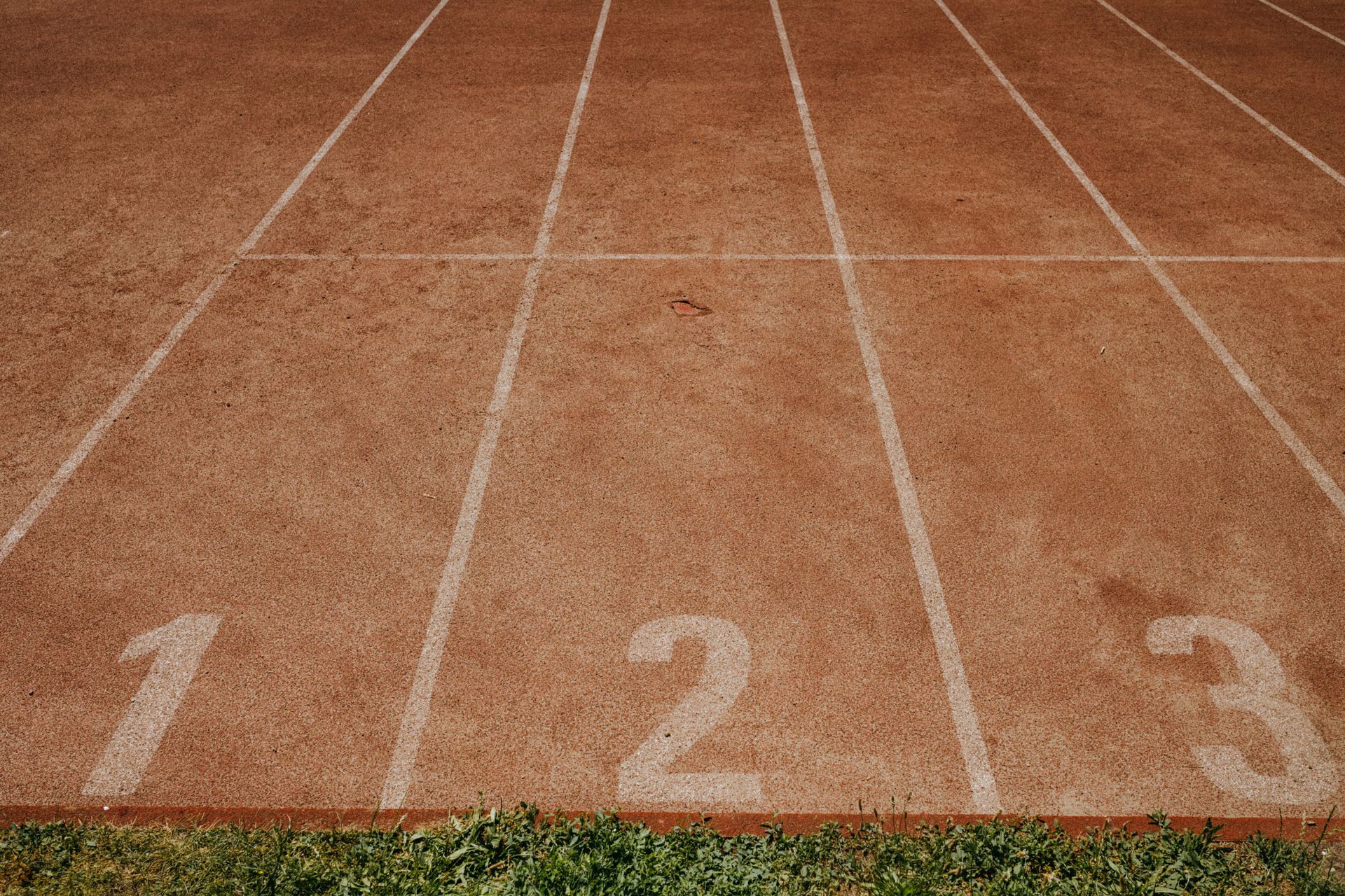 Velocistas compitiendo en una pista de atletismo