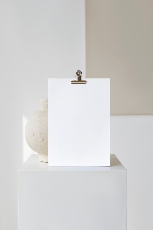 Free A blank paper on a modern pedestal, perfect for mockup presentations. Stock Photo