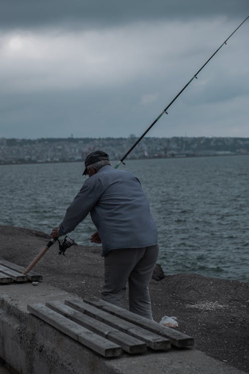 Photos gratuites de canne à pêche, debout, homme