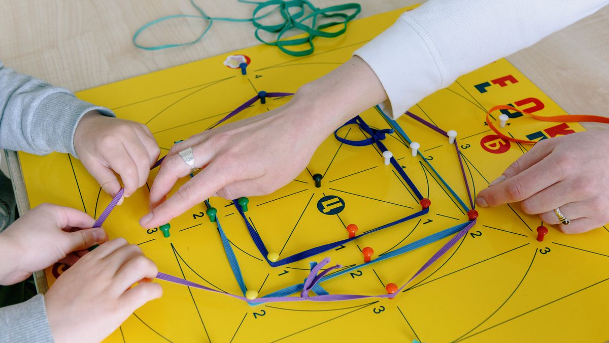 糸とピンでボードに模様を作る手元